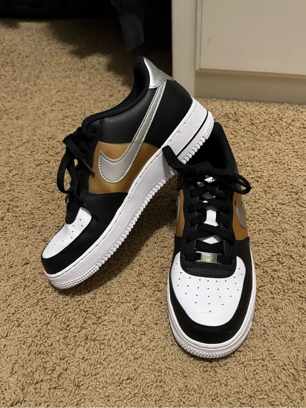 Nike Low-Top Sneakers — Black/White/Gold/Silver